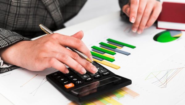 business-woman-working-office-desktop